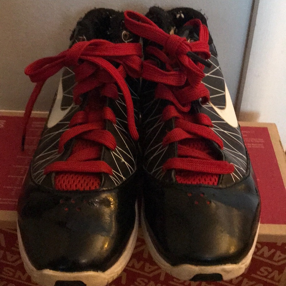 Size 3y unisex Nike high top tennis shoes .